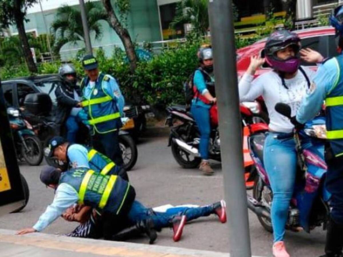 Pelea de motociclista y alféreces involucró a menor