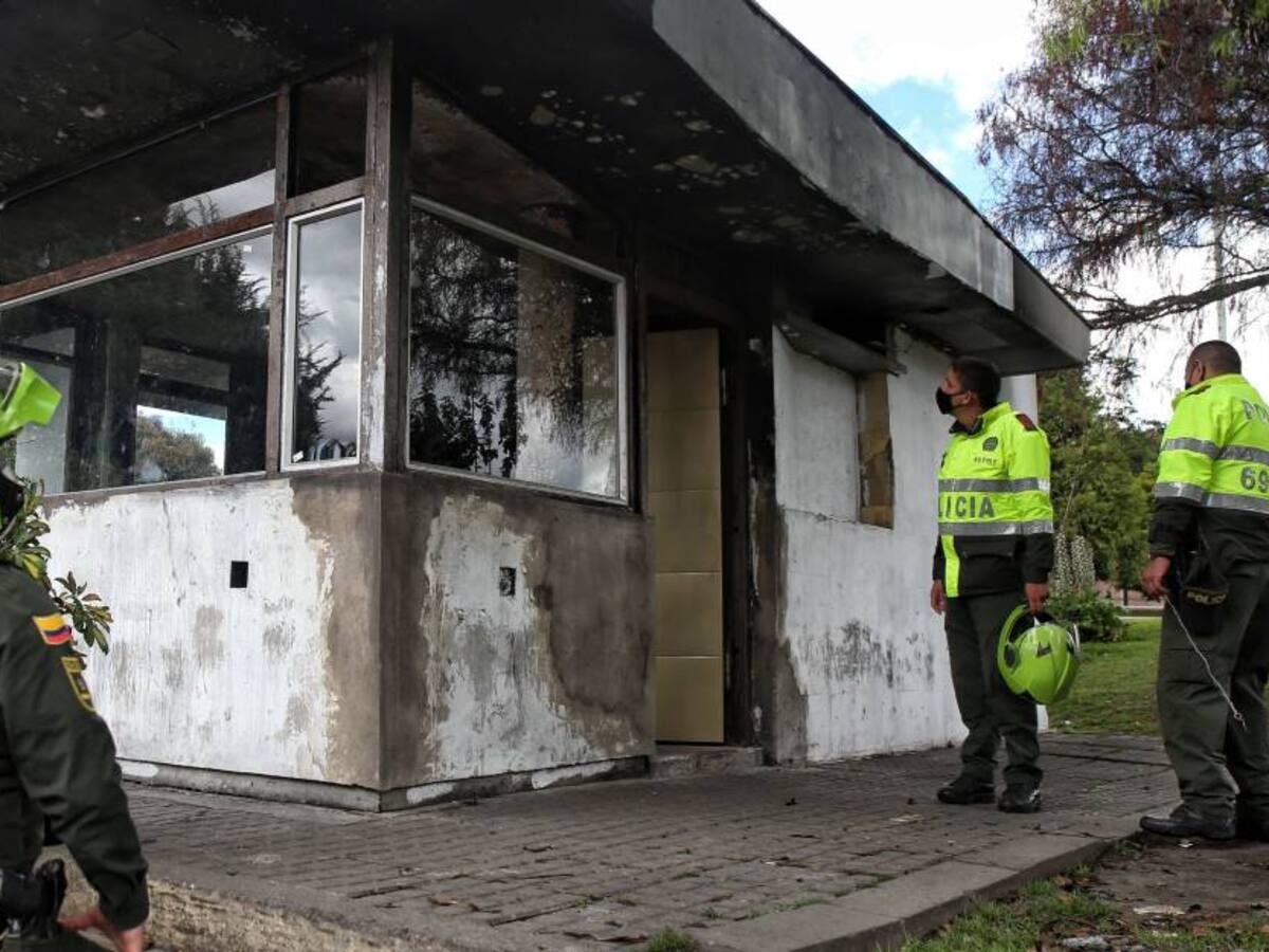 Encapuchados incendiaron el CAI Santa Librada en Bogotá