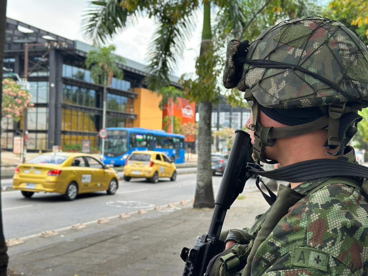 Refuerzan presencia militar y de policía en Cali y otros municipios tras ataques terroristas