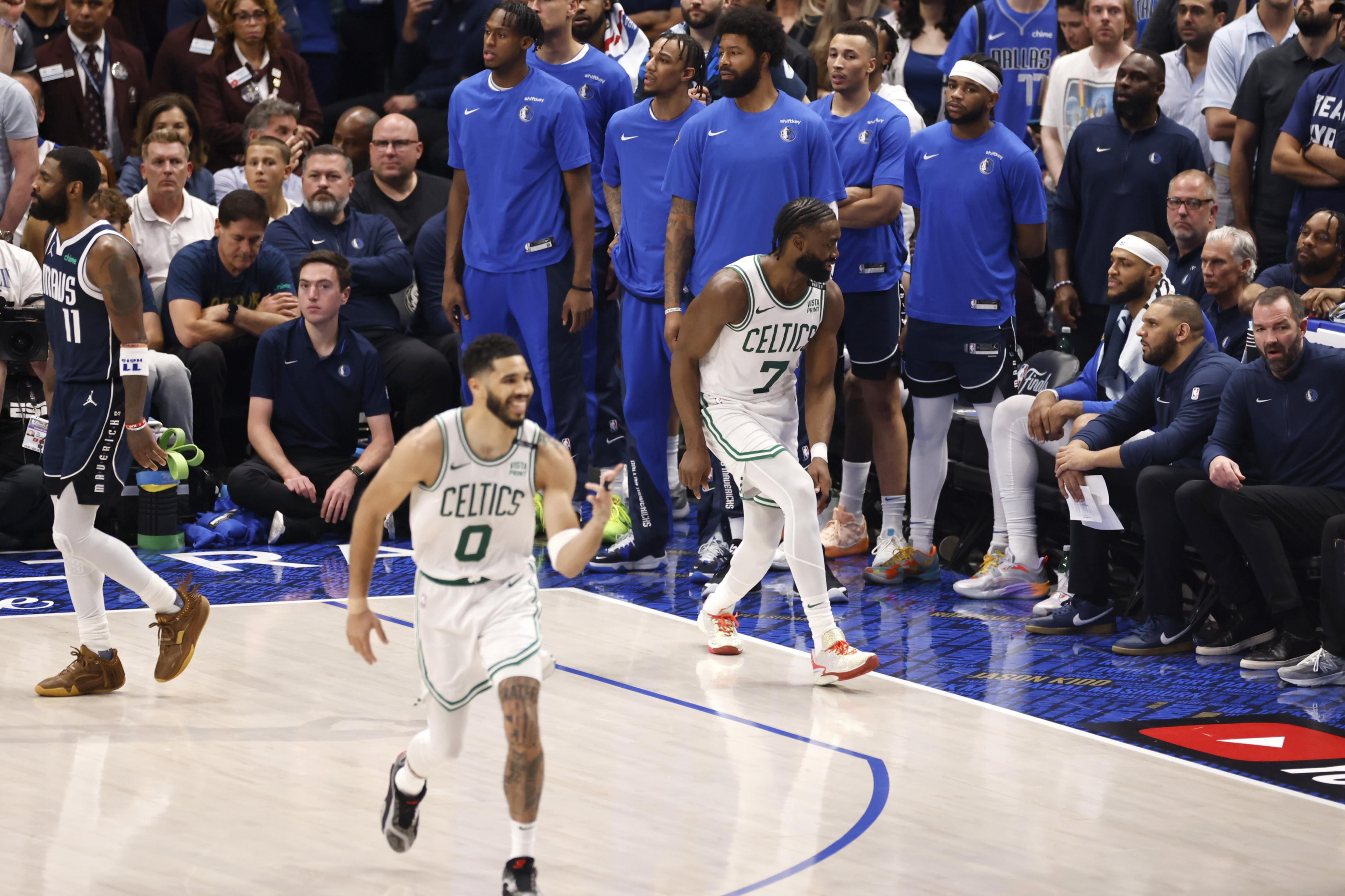 Jaylen Brown y Jayson Tatum festejan ante la molestia de los jugadores y aficionados de Dallas. EFE/DAVIS SHUTTERSTOCK OUT.