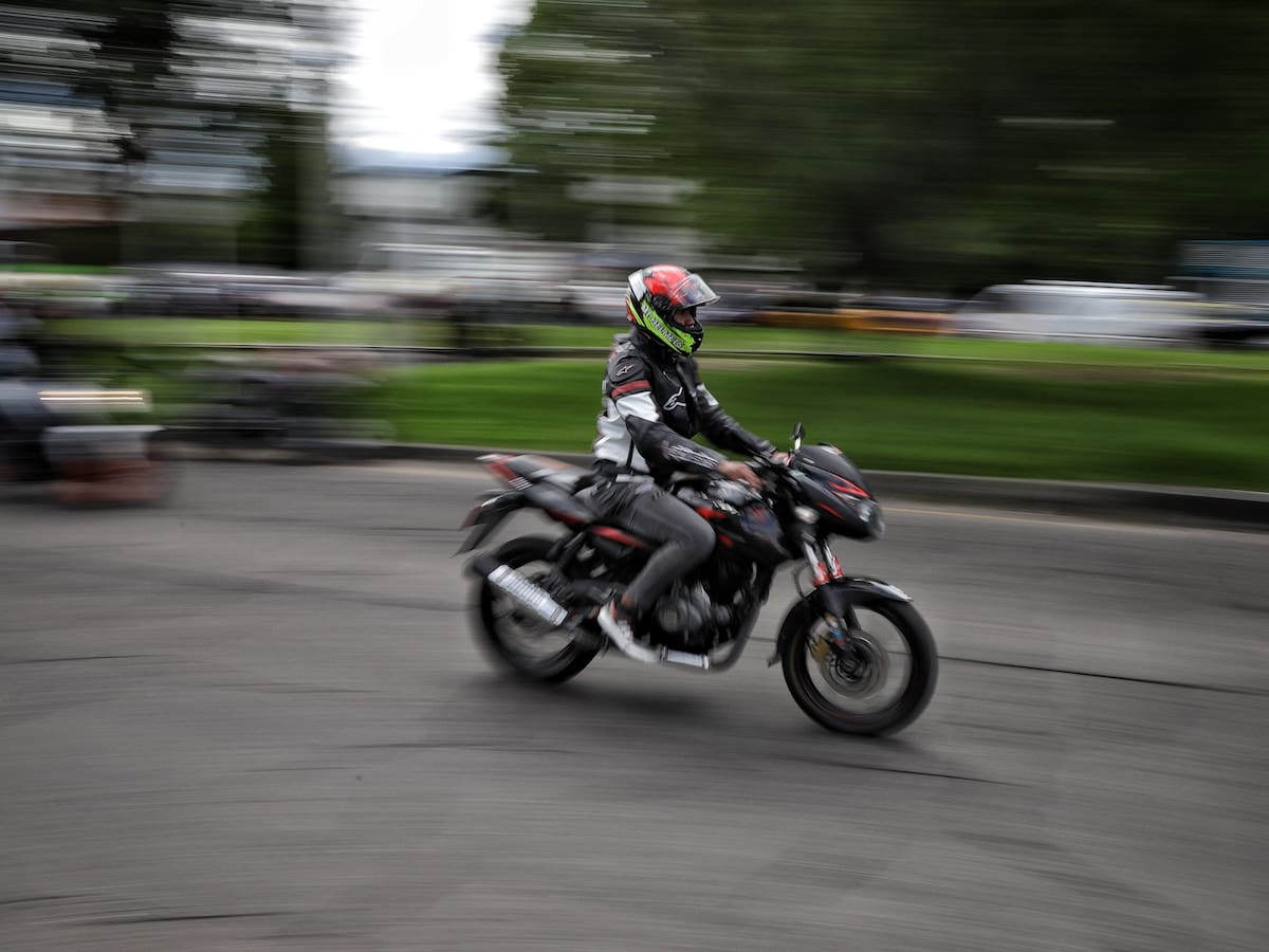 Casos en que motos pueden ser sancionadas al adelantar otro vehículo: inmovilización y más