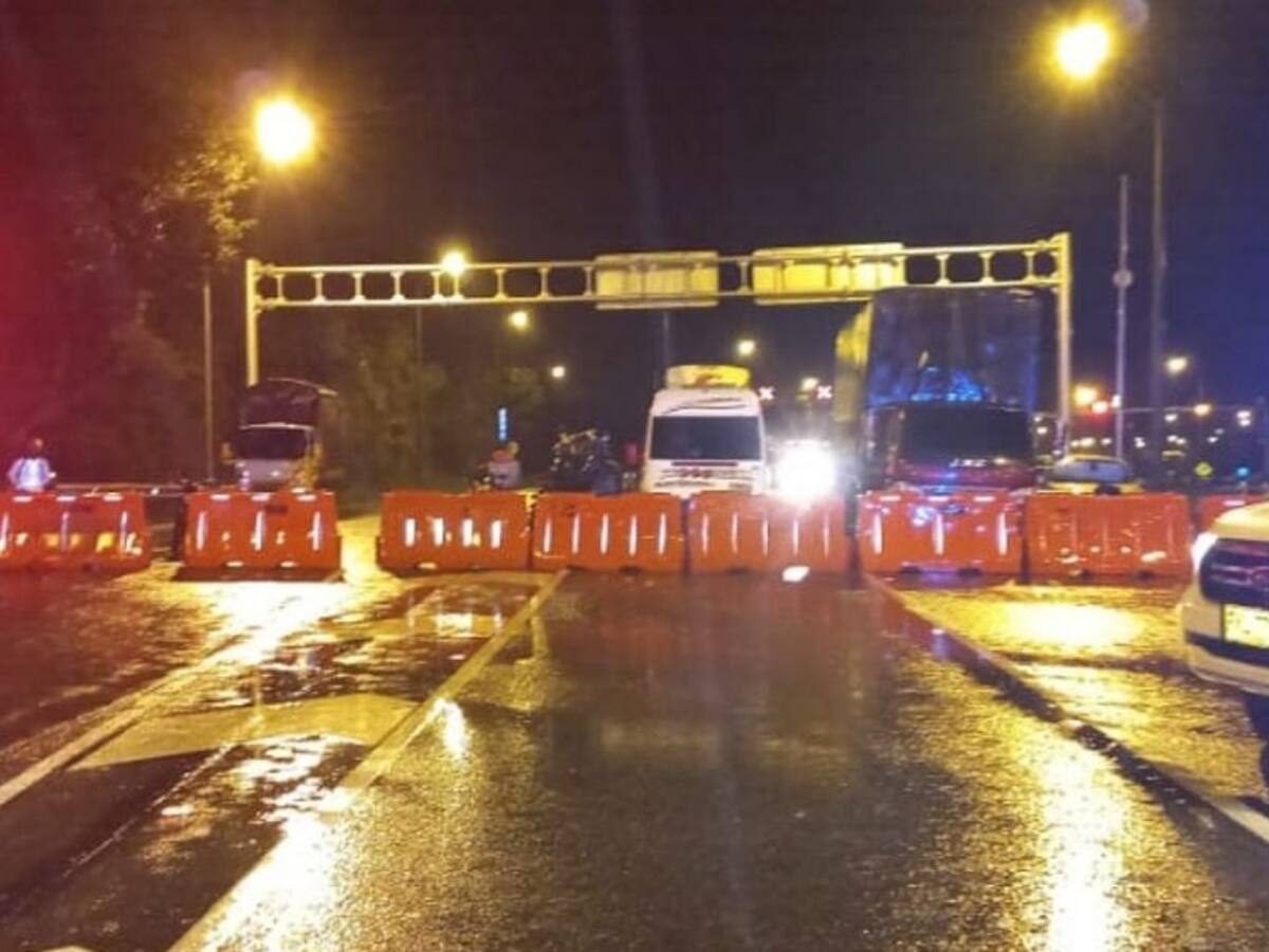 Vía Bogotá - Villavicencio amaneció cerrada