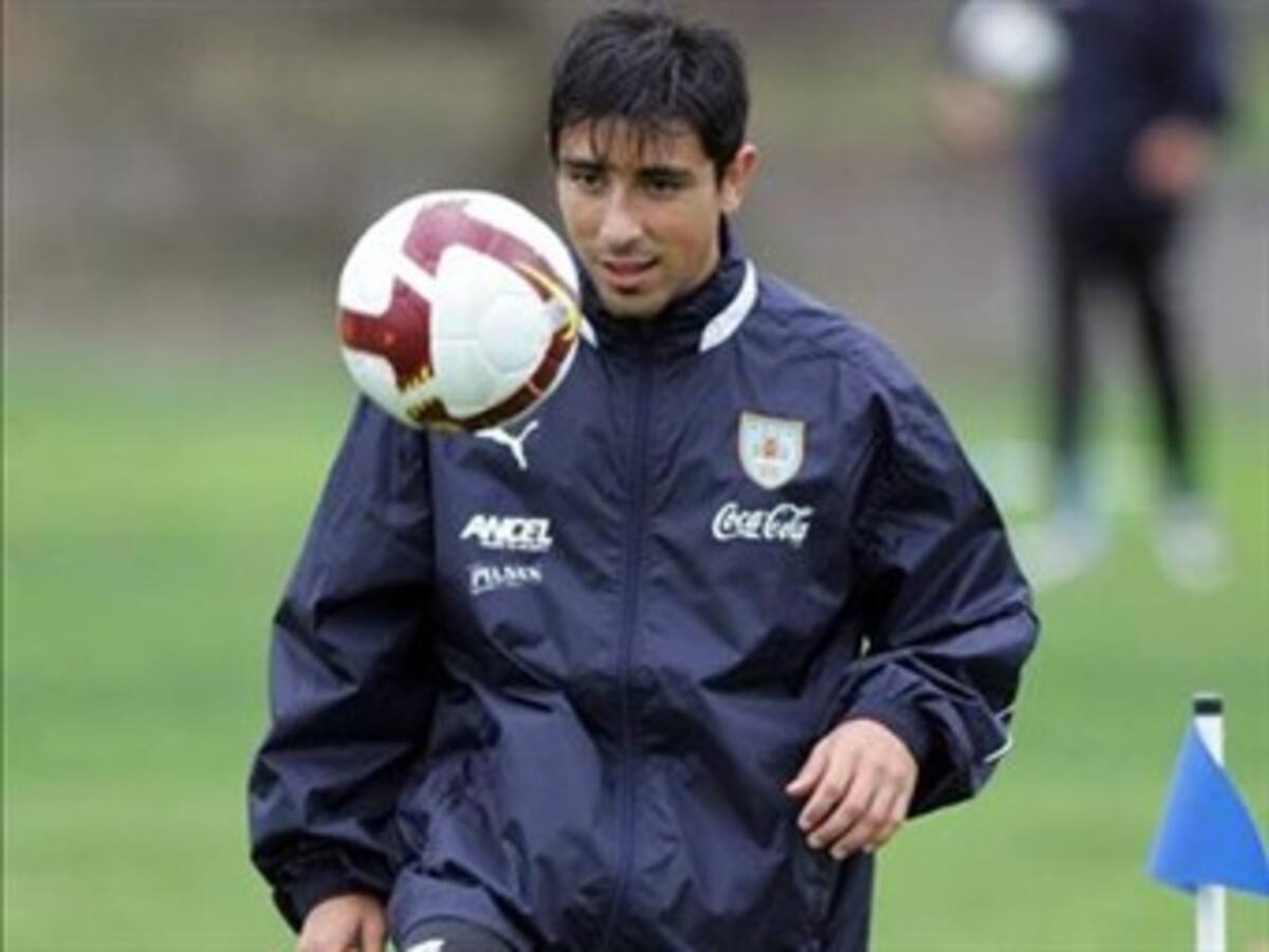 El defensa Jorge Fucile, quinta baja de Uruguay contra Chile