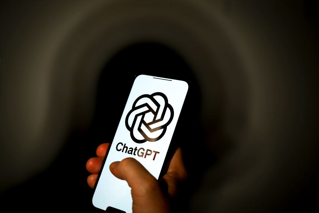 Persona abriendo la aplicación de ChatGPT en su celular (Getty Images)