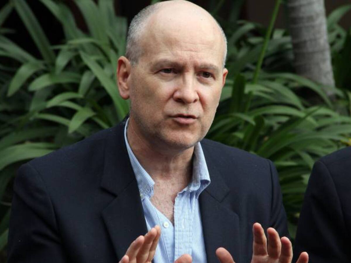 Candidatos tienen que explicar sus relaciones: De Roux