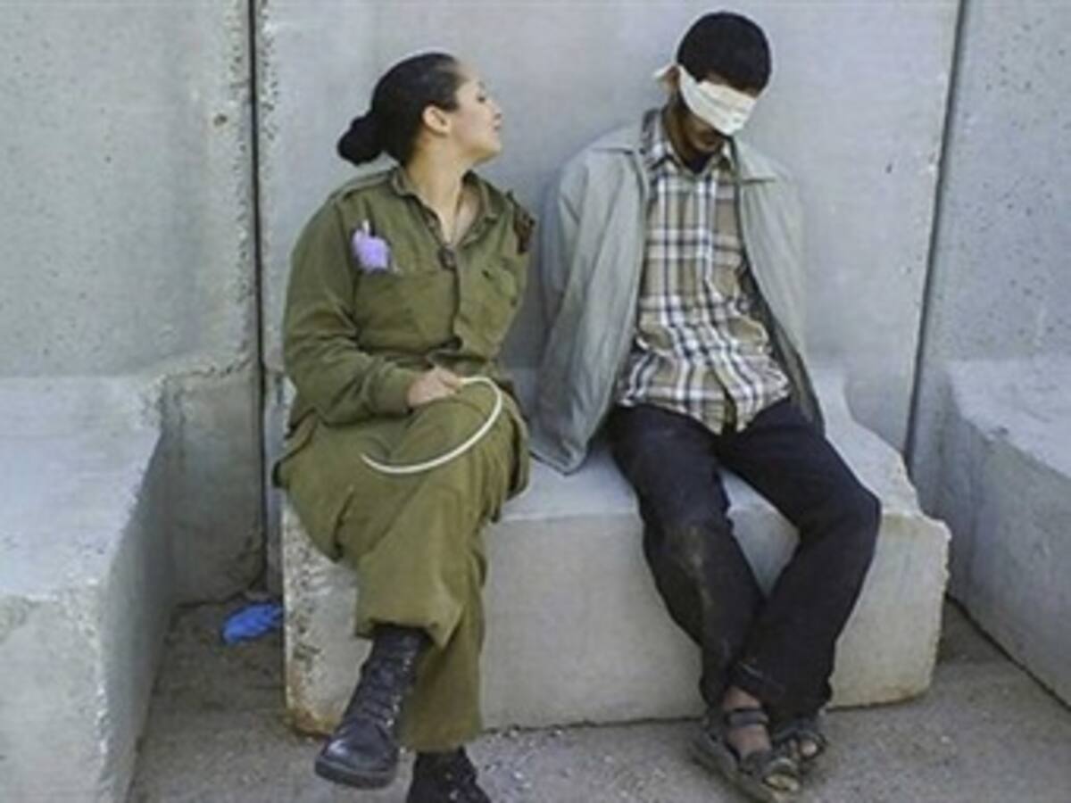 Ejército degradará a la ex soldado que colgó fotos con palestinos en Facebook