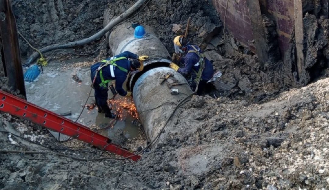 La intervención se ha dificultado debido a las inconsistencias del terreno y la profundidad de más de siete metros a la que se encuentra esta tubería