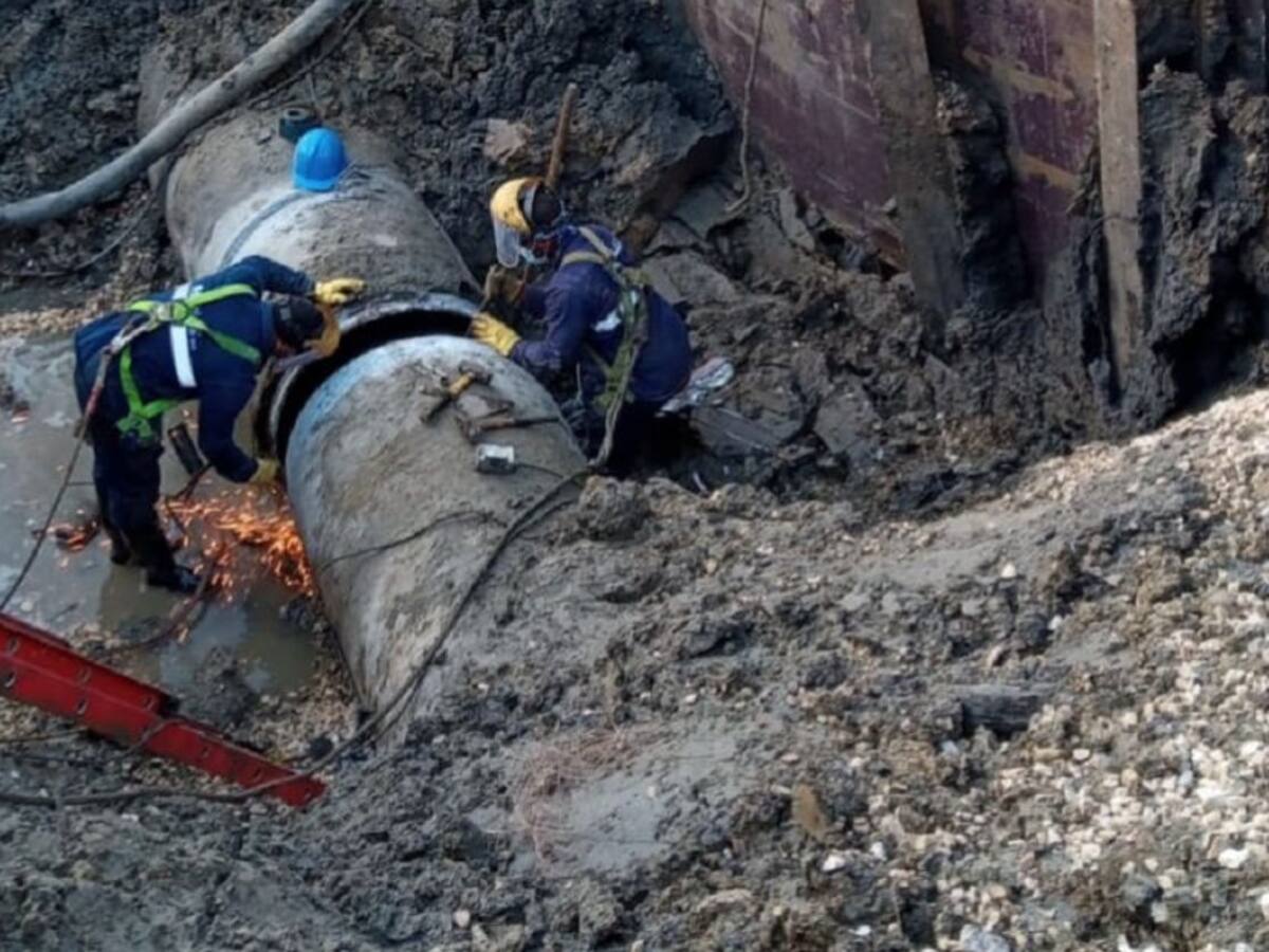 Continúa reparación de tubería en Cartagena pese a dificultades del terreno