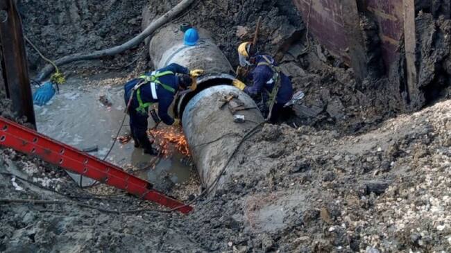 La intervención se ha dificultado debido a las inconsistencias del terreno y la profundidad de más de siete metros a la que se encuentra esta tubería