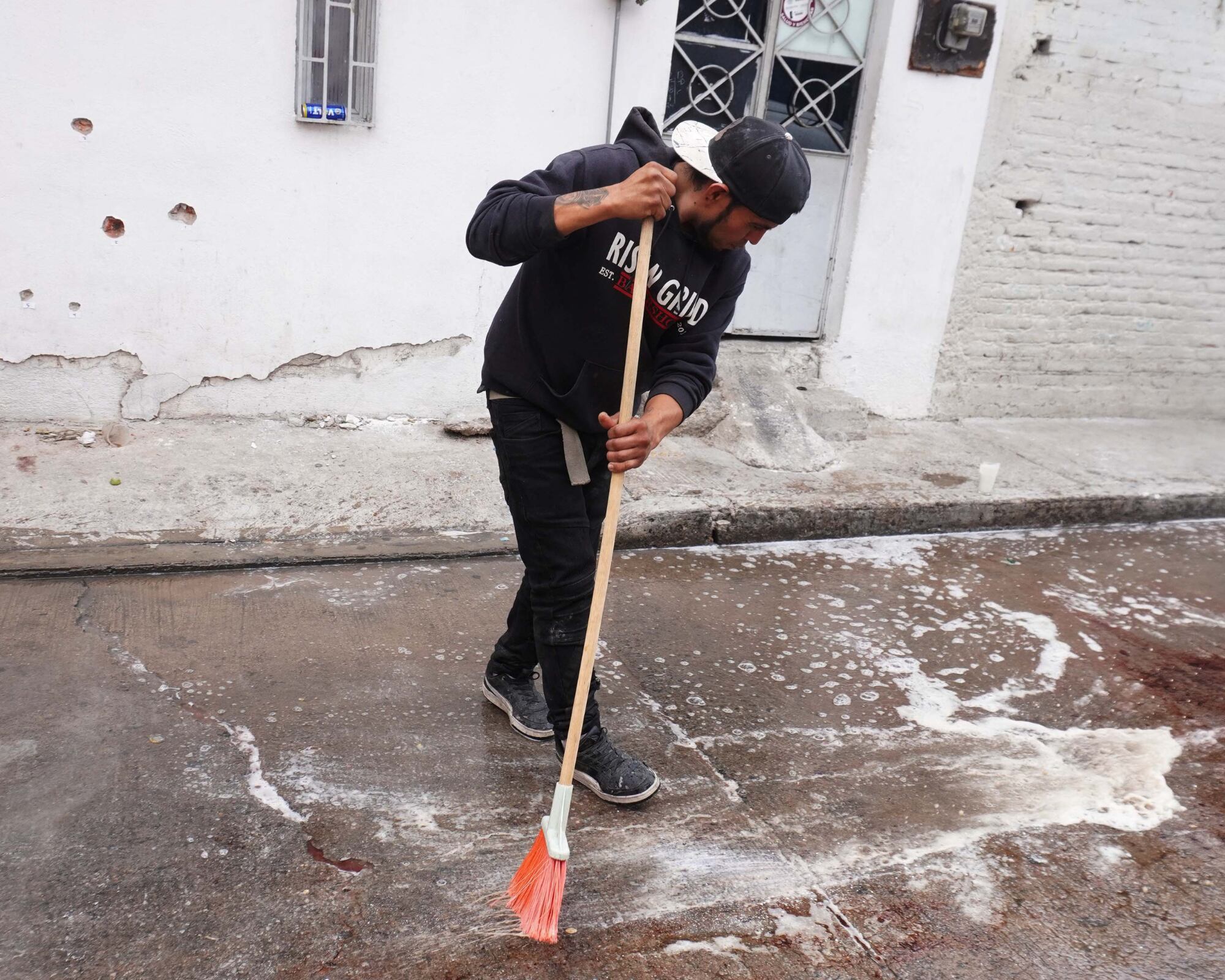 Un hombre limpia la sangre de la calle donde se registró el ataque armado en Guanajuato.
(Foto:    Getty)
