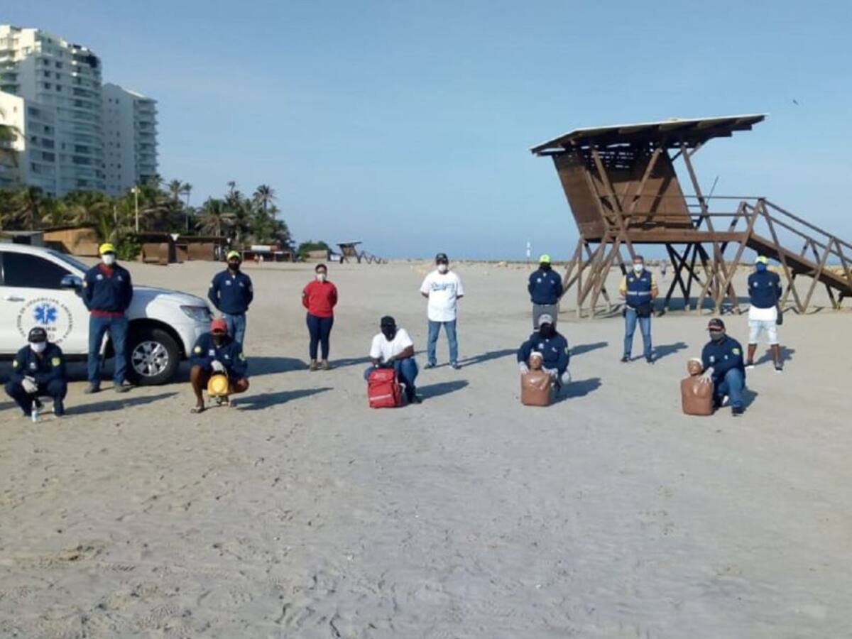 Reentrenan a salvavidas para la reactivación de las playas en Cartagena