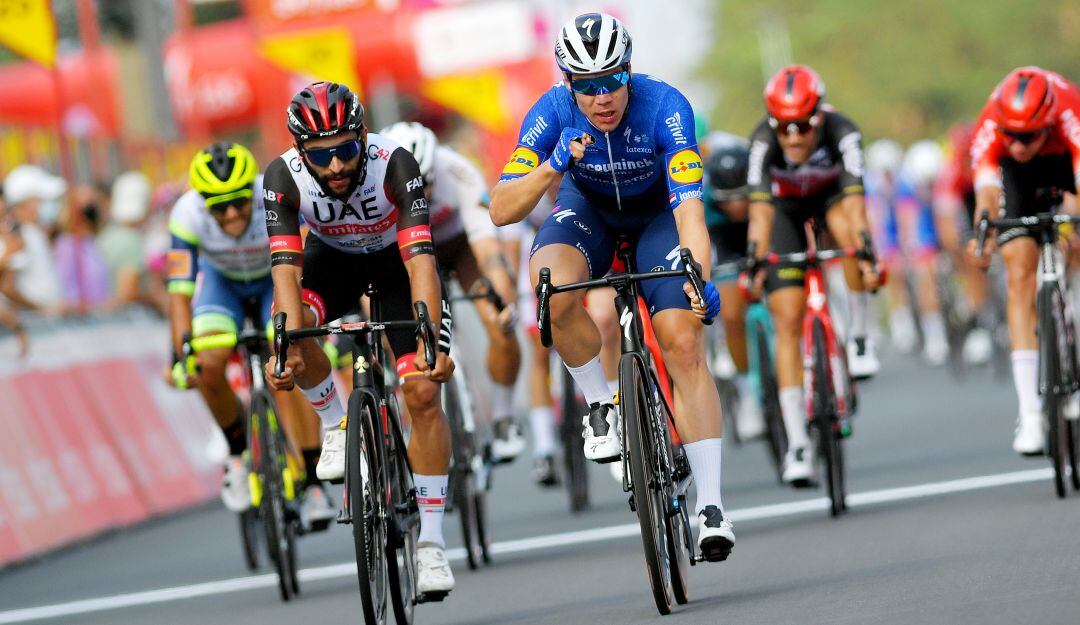 Fernando Gaviria al cruzar la meta en segundo puesto en el Tour de Wallonie.
