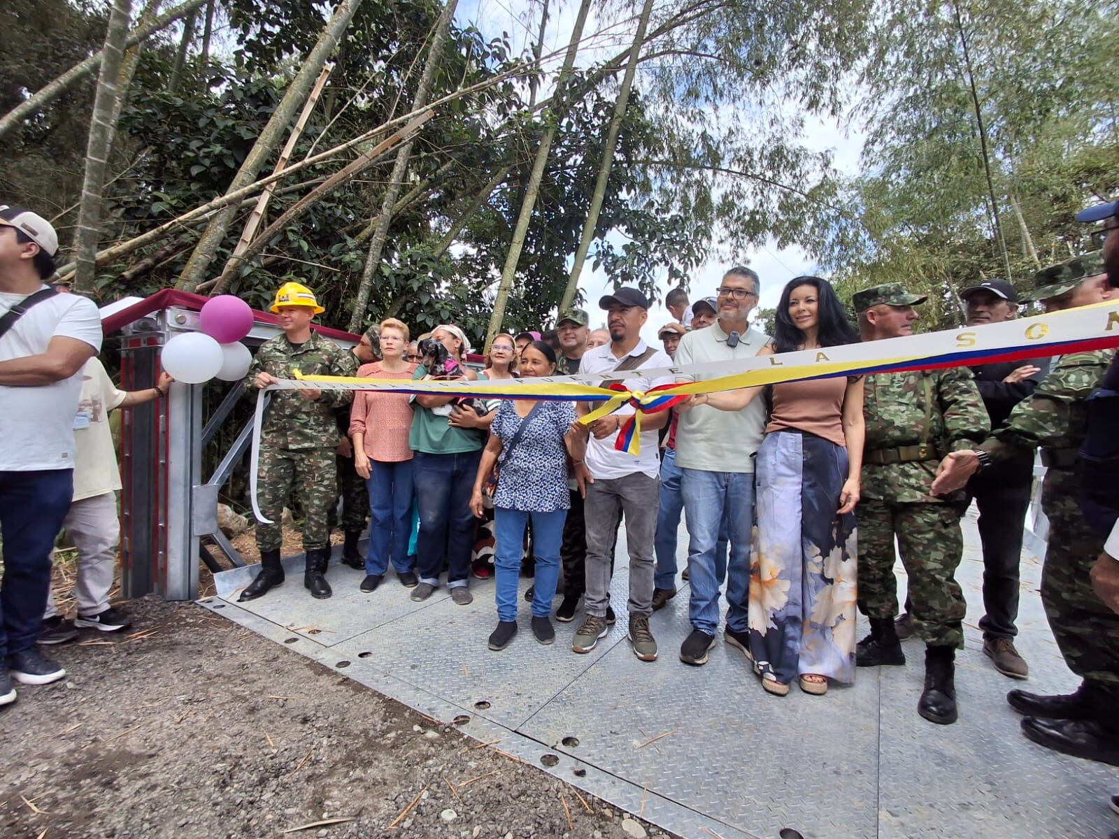 Comunidad con el puente en Calarcá