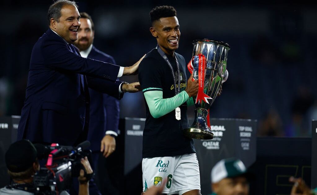 William Tesillocon el trofeo de campeones de la Concachampions (Photo by Ronald Martinez/Getty Images)