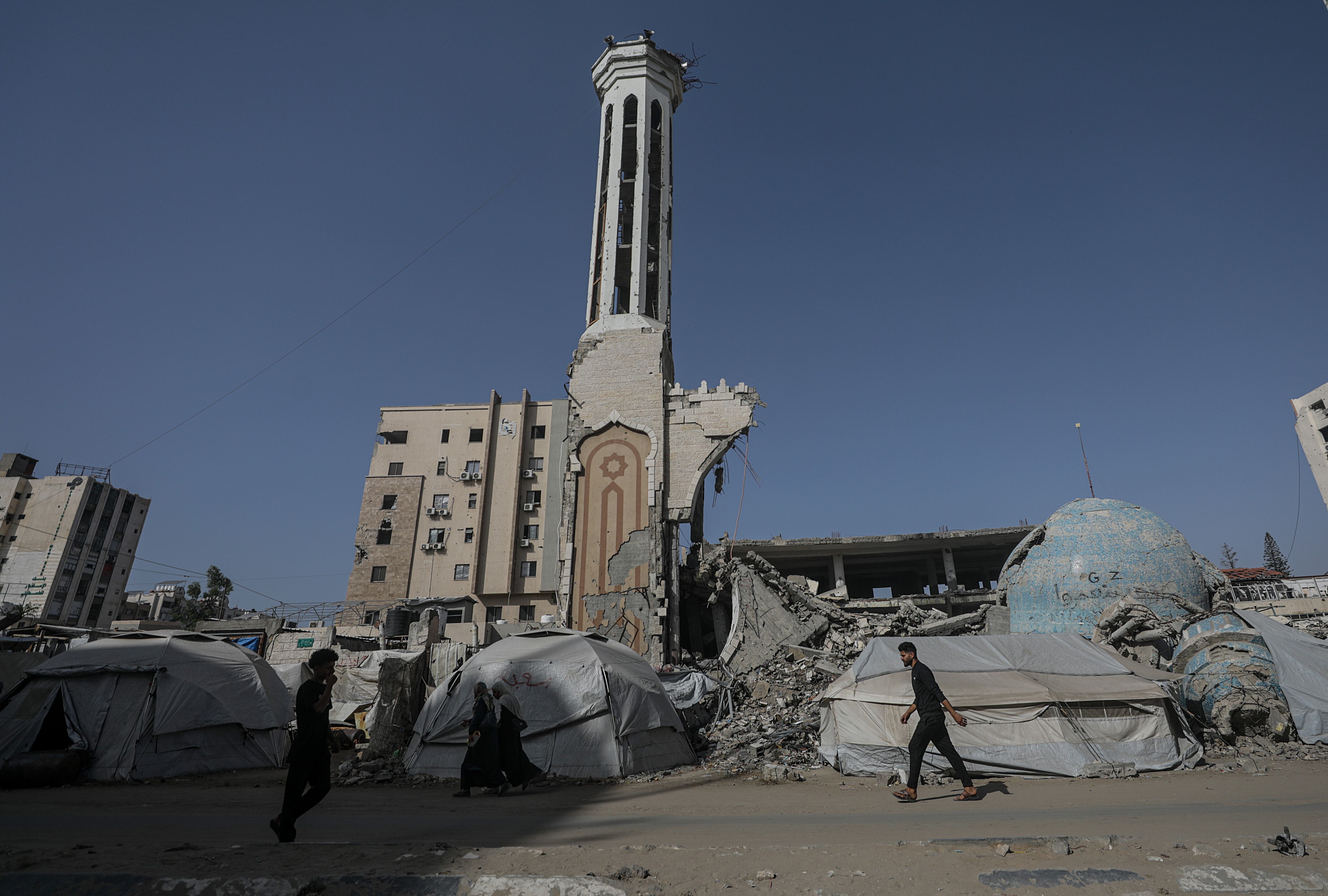 GAZA CITY (---), 11/05/2025.- Internally displaced Palestinians who fled from the east of Gaza City and northern Gaza Strip move in the streets of Gaza City on, 11 May 2025. More than 51,000 Palestinians have been killed in the Gaza Strip, according to the Palestinian Ministry of Health, since Israel launched a military campaign in the strip in response to a cross-border attack led by the Palestinian militant group Hamas on 07 October 2023, in which about 1,200 Israelis were killed and more than 250 taken hostage. EFE/EPA/MOHAMMED SABER