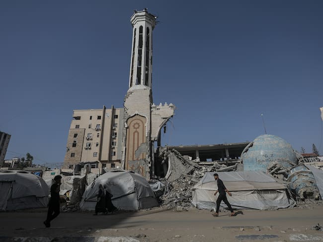 GAZA CITY (---), 11/05/2025.- Internally displaced Palestinians who fled from the east of Gaza City and northern Gaza Strip move in the streets of Gaza City on, 11 May 2025. More than 51,000 Palestinians have been killed in the Gaza Strip, according to the Palestinian Ministry of Health, since Israel launched a military campaign in the strip in response to a cross-border attack led by the Palestinian militant group Hamas on 07 October 2023, in which about 1,200 Israelis were killed and more than 250 taken hostage. EFE/EPA/MOHAMMED SABER