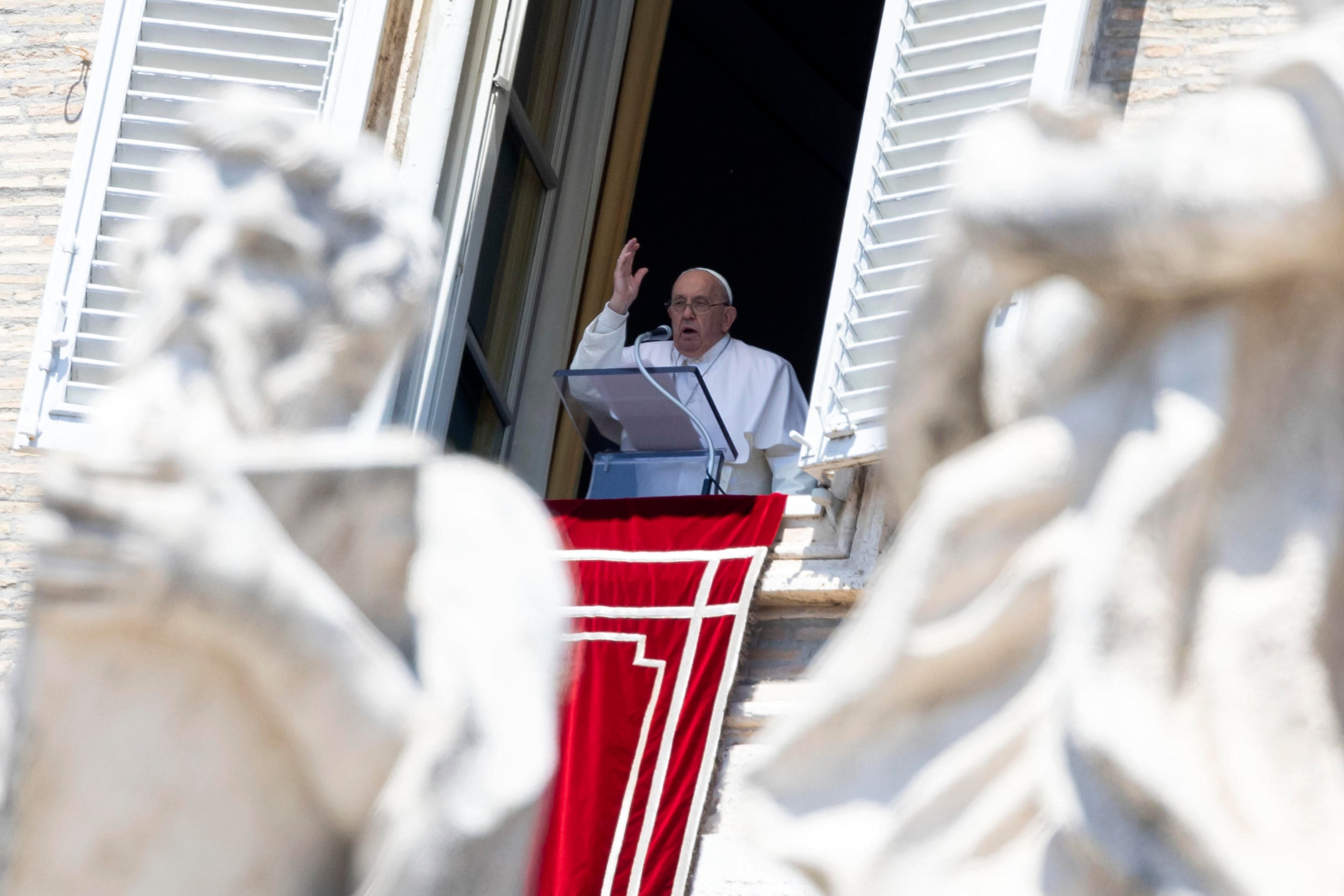 Ciudad del Vaticano (Santa Sede), 12/05/2024.- El Papa Francisco dirige la oración del Regina Caeli del domingo desde la ventana de su despacho que da a la Plaza de San Pedro, Ciudad del Vaticano.- EFE/EPA /MASSIMO PERCOSSI