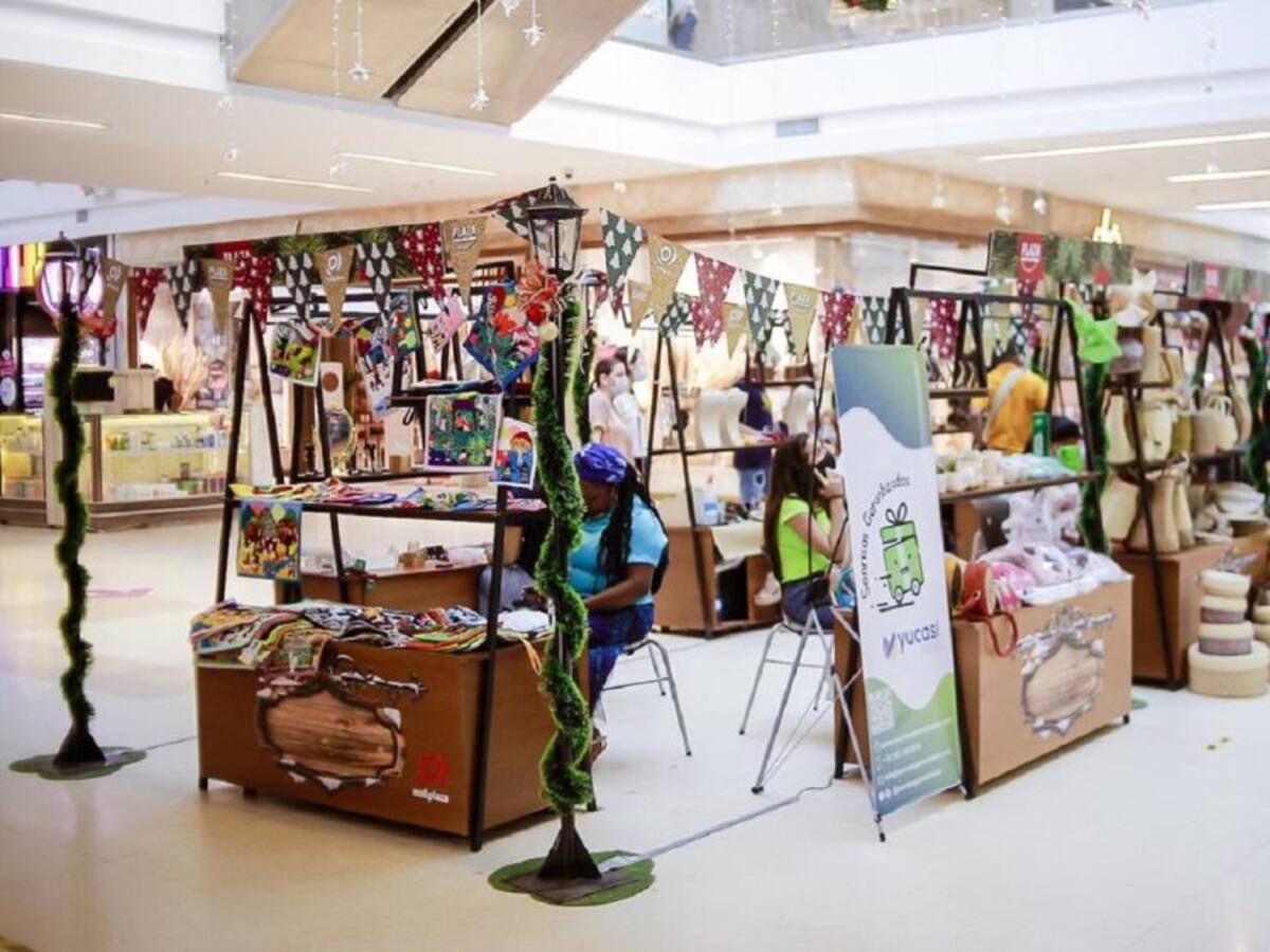 Artesanos de Bolívar ofrecen sus productos en una feria en Cartagena
