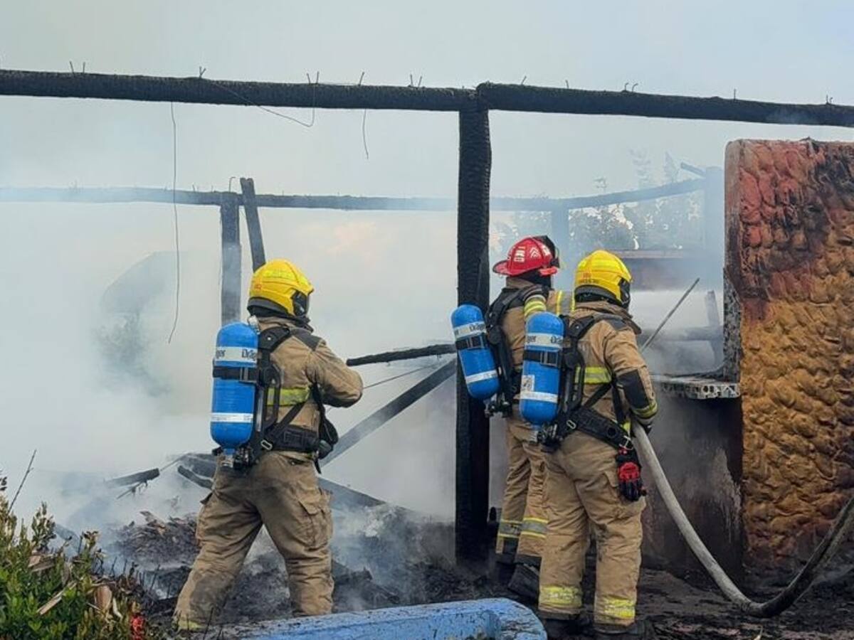 Rayo habría provocado incendio en hotel de Arroyo de Piedra, en Cartagena: hay millonarias pérdidas