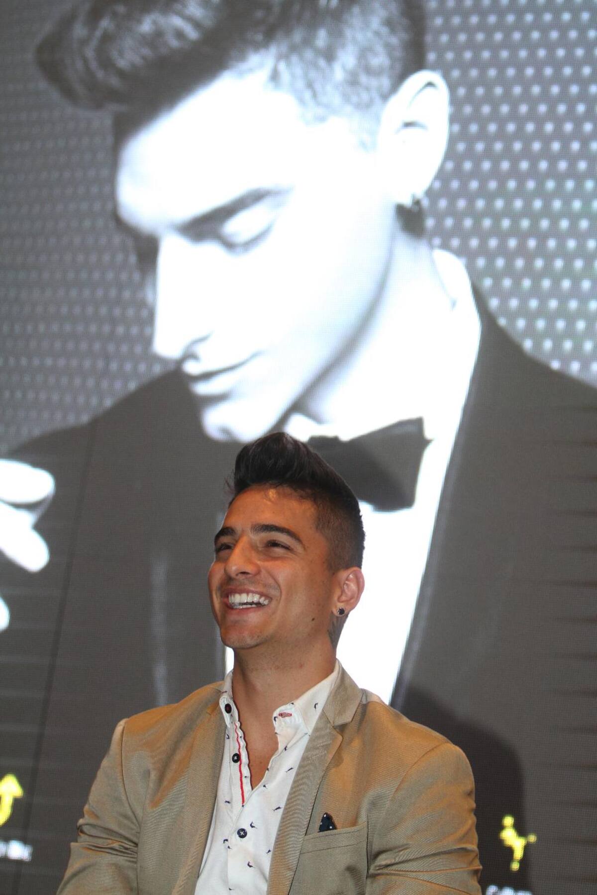 El artista logró vender 10.000 copias en pre venta del disco "Pretty boy, Dirty boy Mixtape"