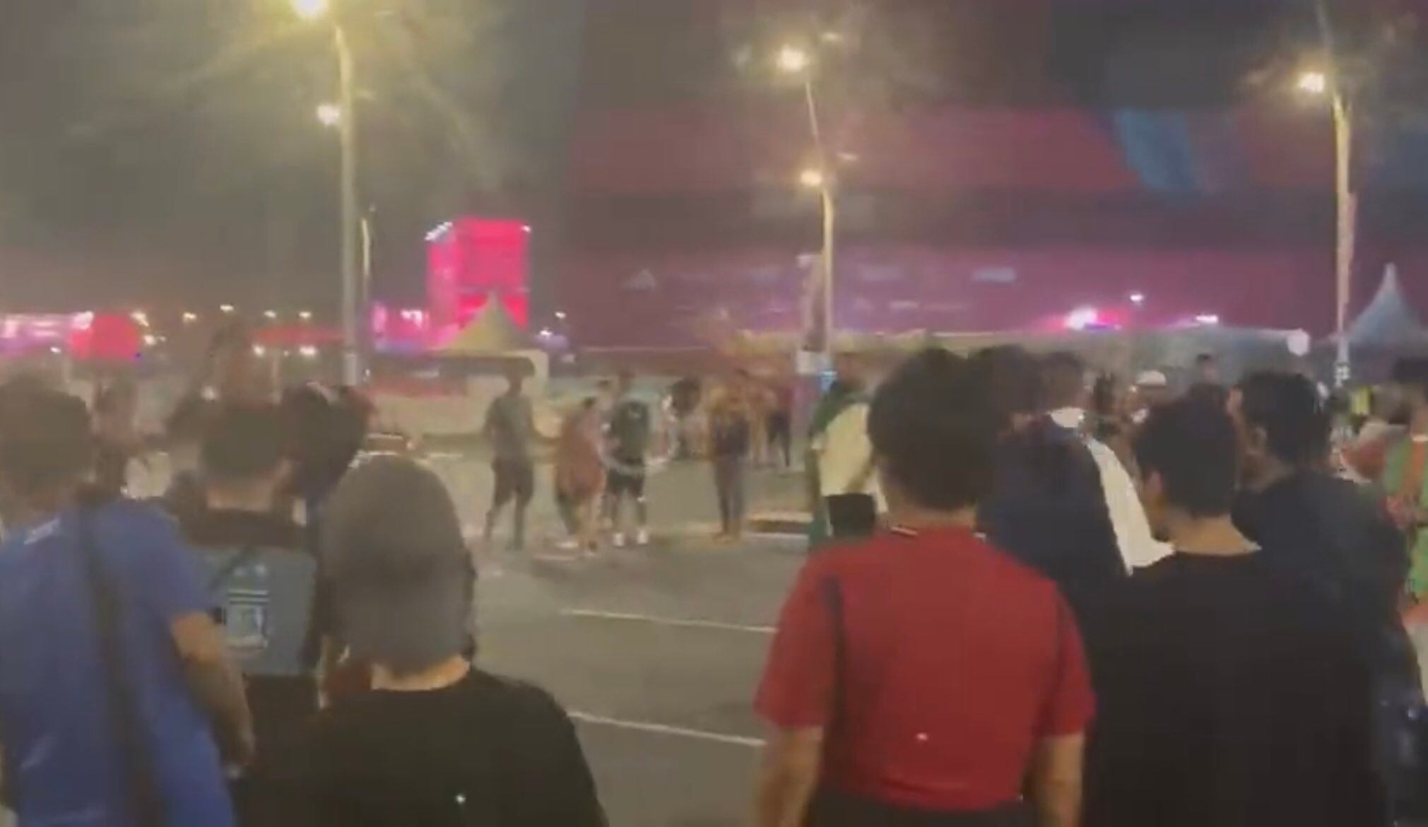 Pelea de hinchas mexicanos y argentinos en Doha, Qatar / TW: @ElementosMXver