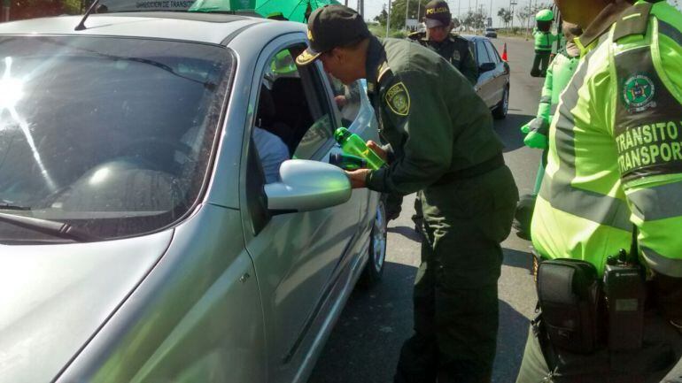 El Comandante de la Policía Metropolitana de Barranquilla general Mariano Botero Coy durante el lanzamiento de la campaña preventiva para evitar que los conductores manejen en estado de embriaguez durante las fiestas de fin de año.