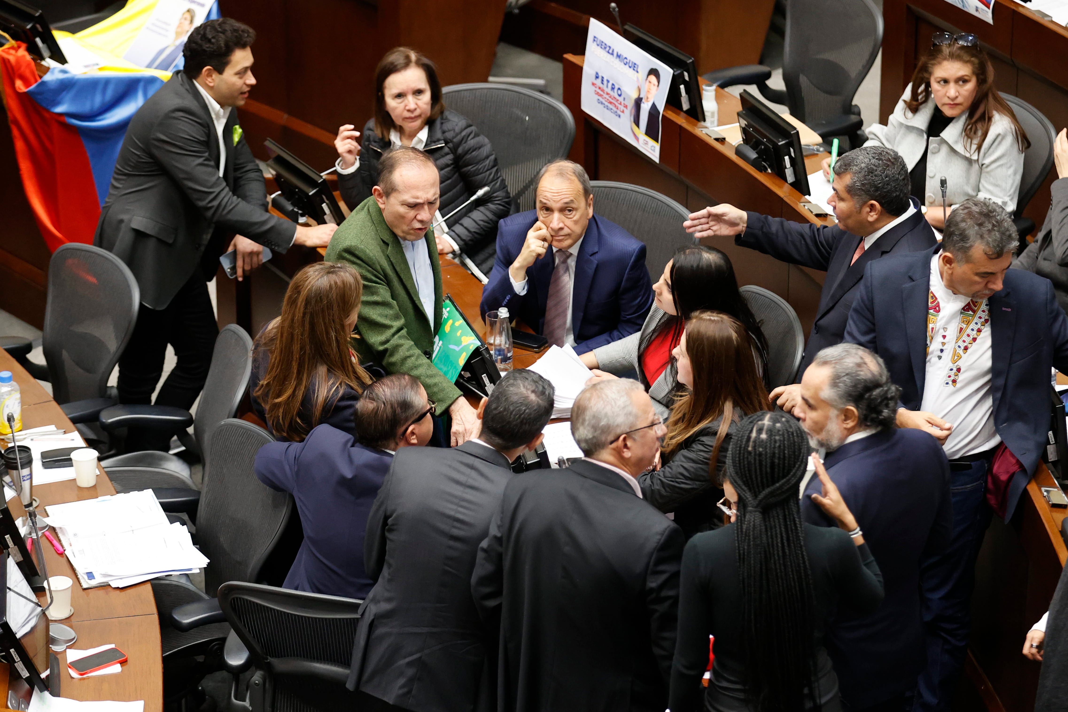 Ministro de Trabajo, Antonio Sanguino (i), habla con un grupo de congresistas. EFE/Mauricio Dueñas Castañeda
