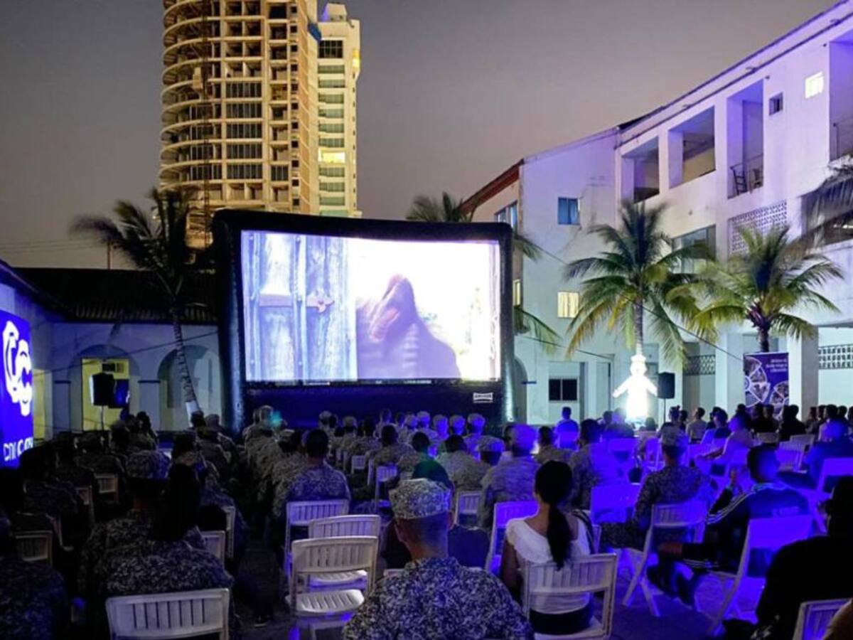 “Ruta 90" proyectó cine bajo las "Estrellas" en la Base Naval ARC Bolívar