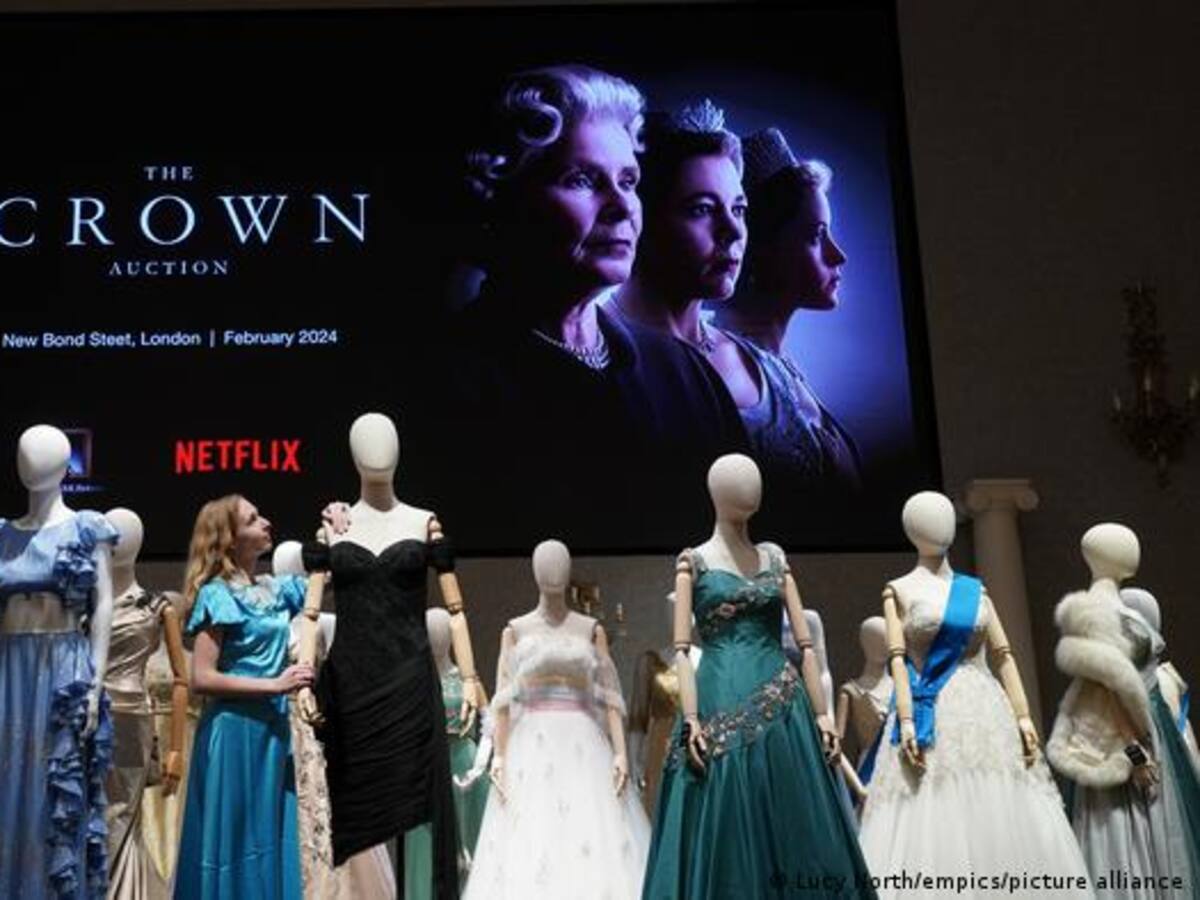 Se subastan carruajes, tronos y vestuario de la serie “The Crown”
