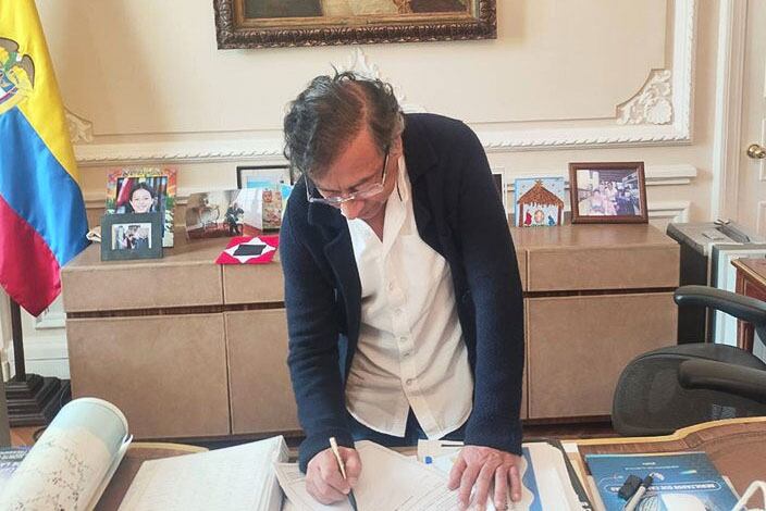 Presidente Petro firmó el decreto de la Consulta Popular. Foto: Tomada de X