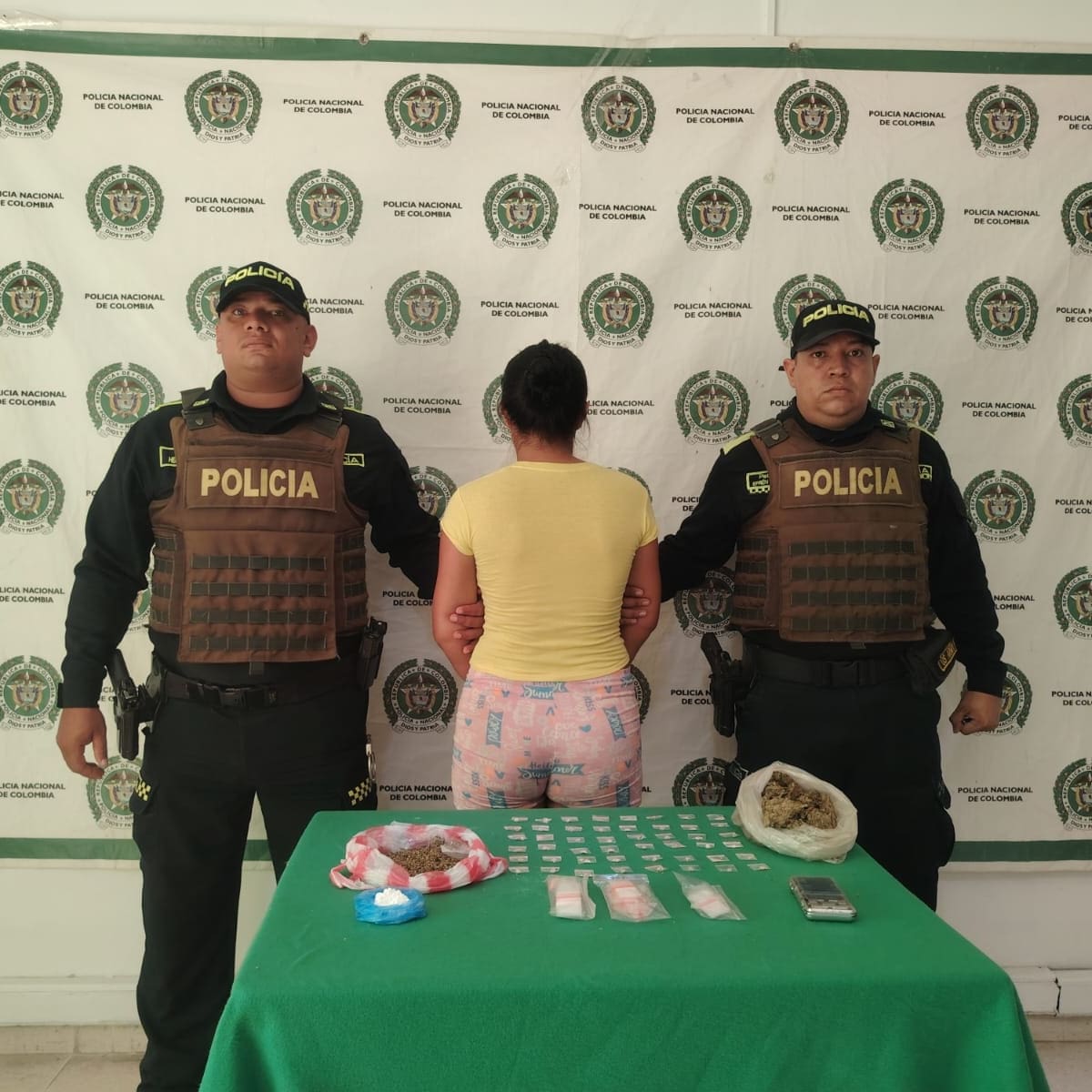Capturan en Arjona a una mujer que fingía ser vendedora ambulante para distribuir estupefacientes