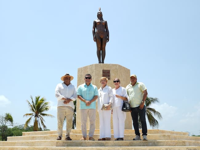 Dumek Turbay, alcalde de Cartagena, en Puerto Duro con la renovada India Catalina. // Alcaldía de Cartagena