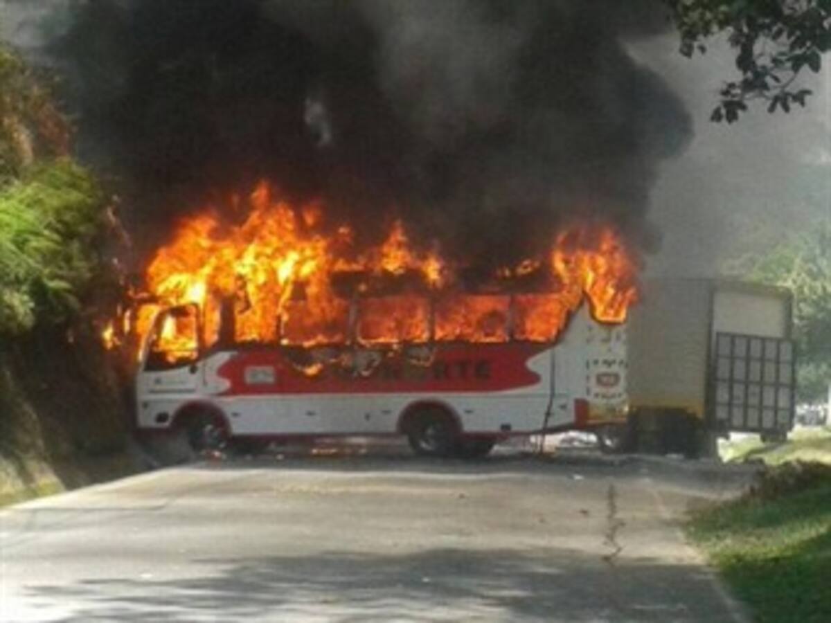 Las protestas en Antioquia incluyeron la quema de dos vehículos