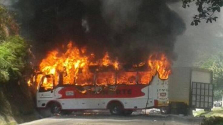 Las protestas en Antioquia incluyeron la quema de dos vehículos
