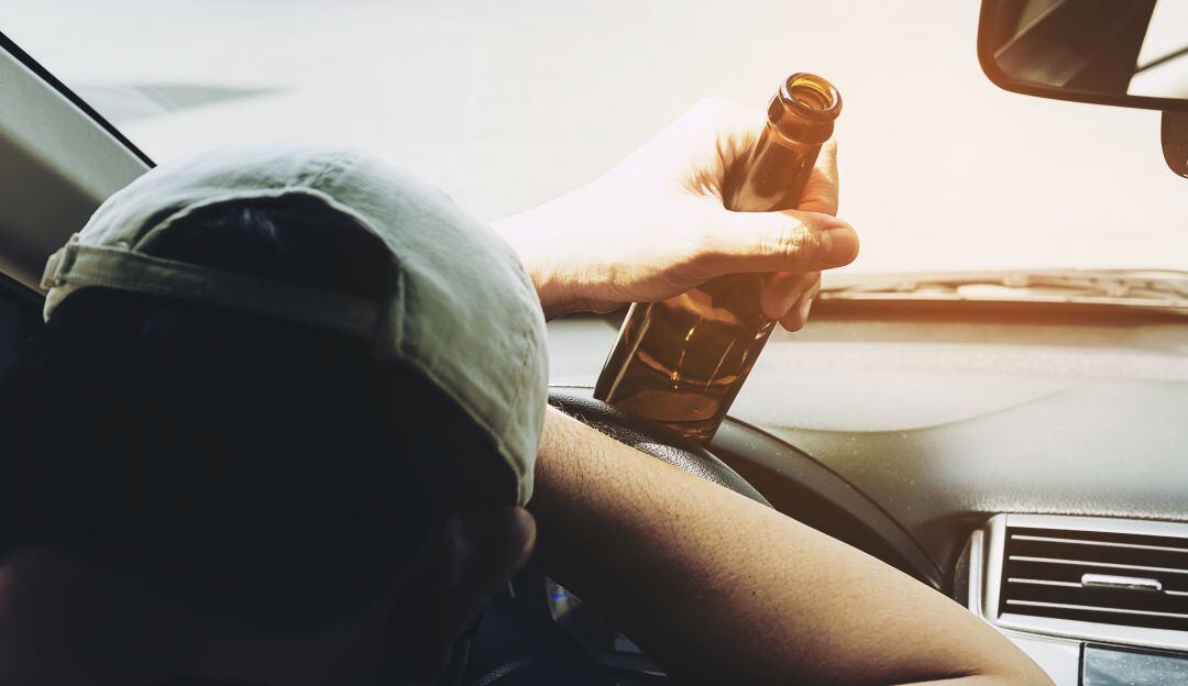 Imagen de referencia de alcohol y conducción