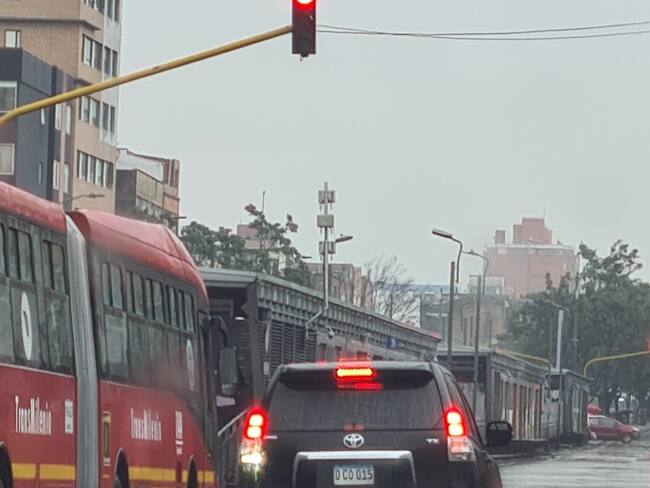 Vehículo diplomático fue visto invadiendo un carril de Transmilenio por Chapinero (Tomado de Twitter)
