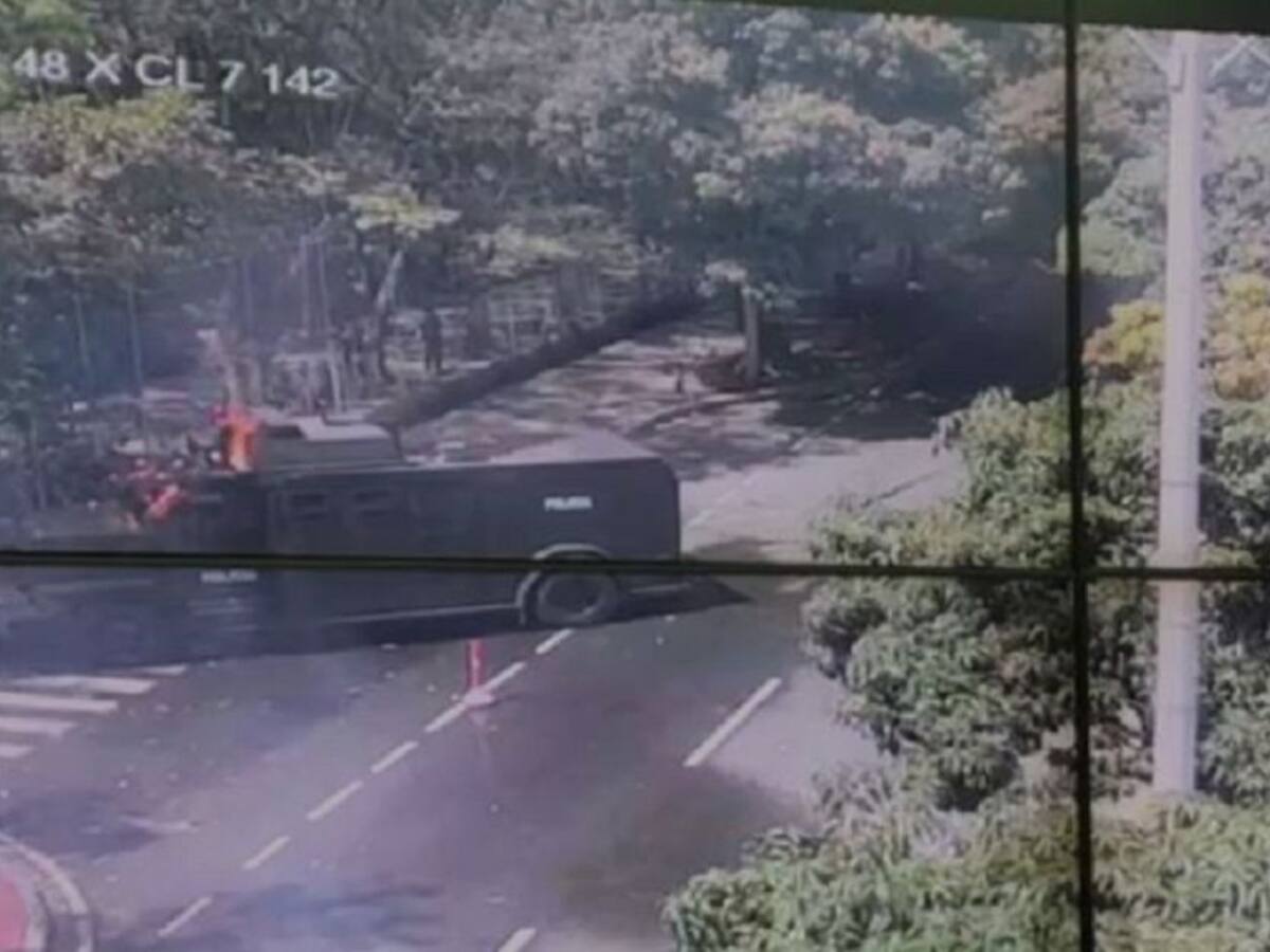 Encapuchados dañaron una cámara de seguridad y se enfrentaron con el Esmad