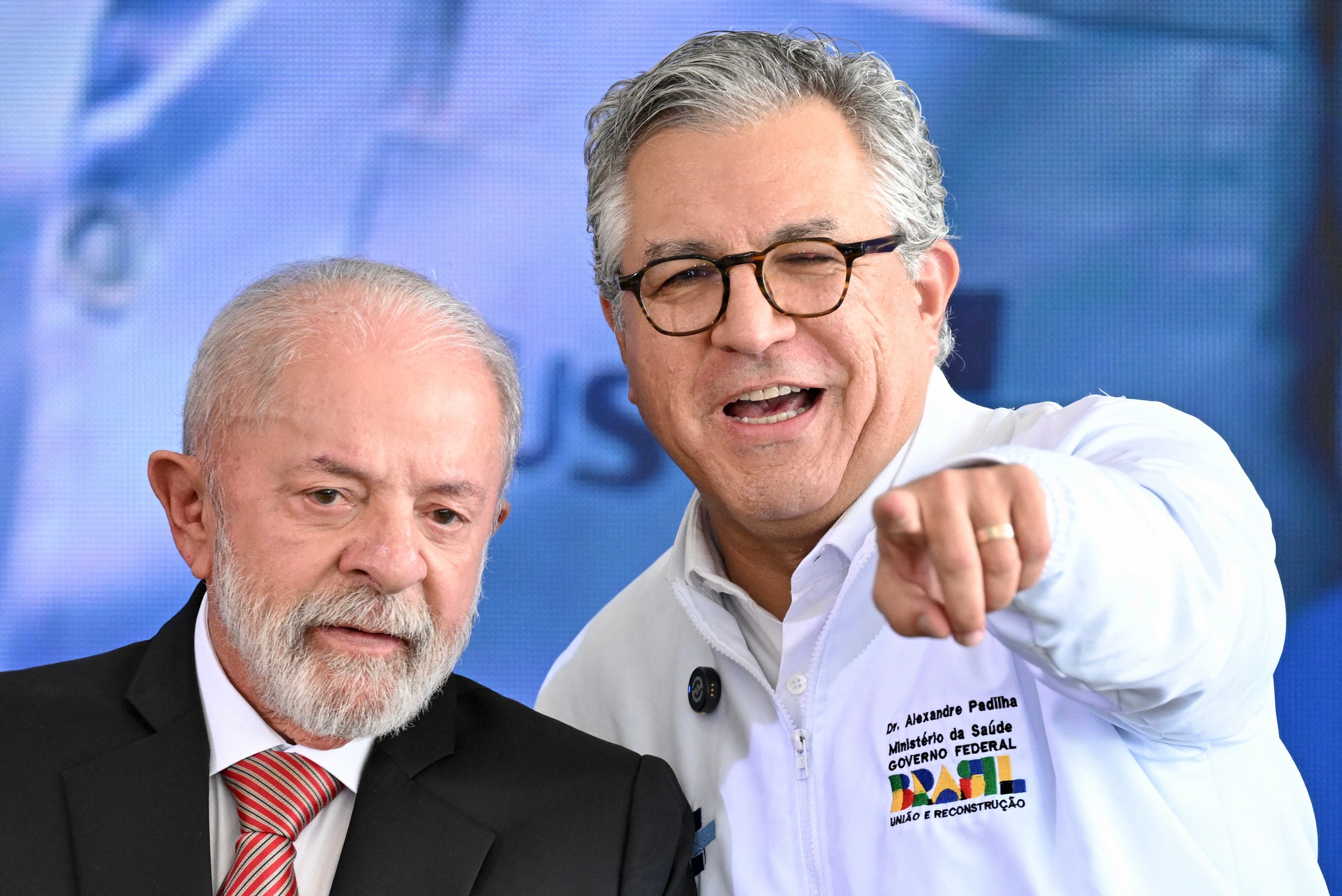 El presidente de Brasil, Luiz Inacio Lula da Silva y su ministro de Salud, Alexandre Padilha. 
(Foto:     EVARISTO SA/AFP via Getty Images)