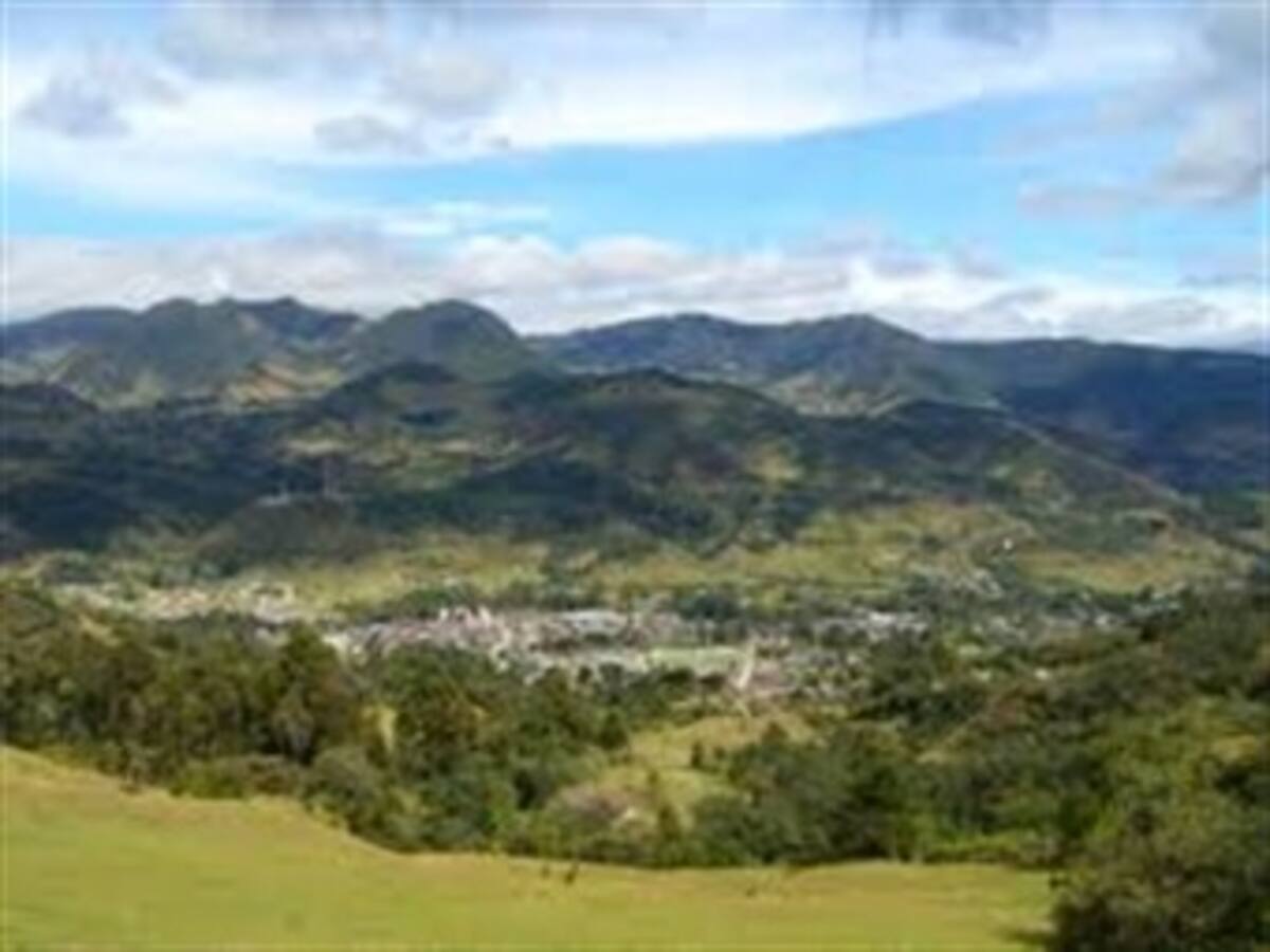 Fuerte vendaval derriba torre radial en el Cauca