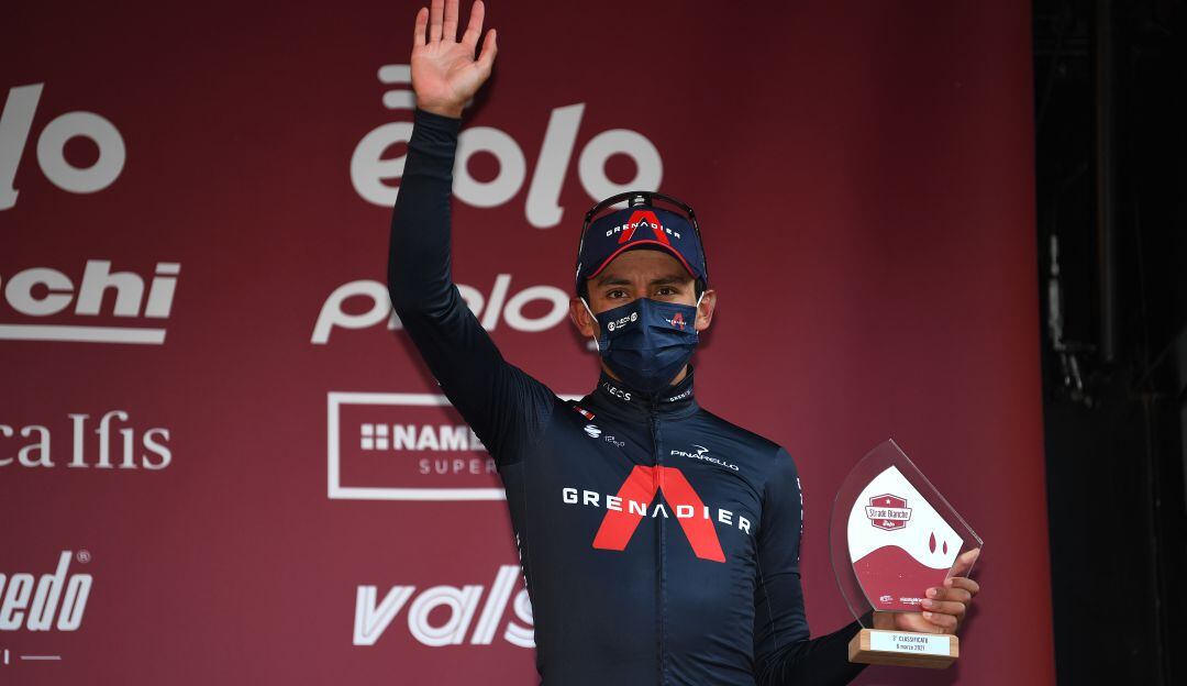 Egan Bernal festeja su tercer puesto en Italia.