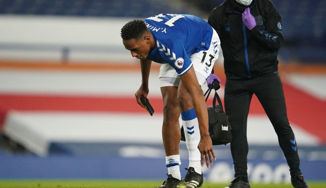 Yerry Mina durante su lesión en el juego frente al Manchester City.