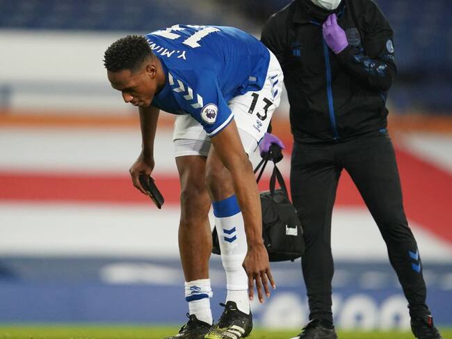 Yerry Mina durante su lesión en el juego frente al Manchester City.