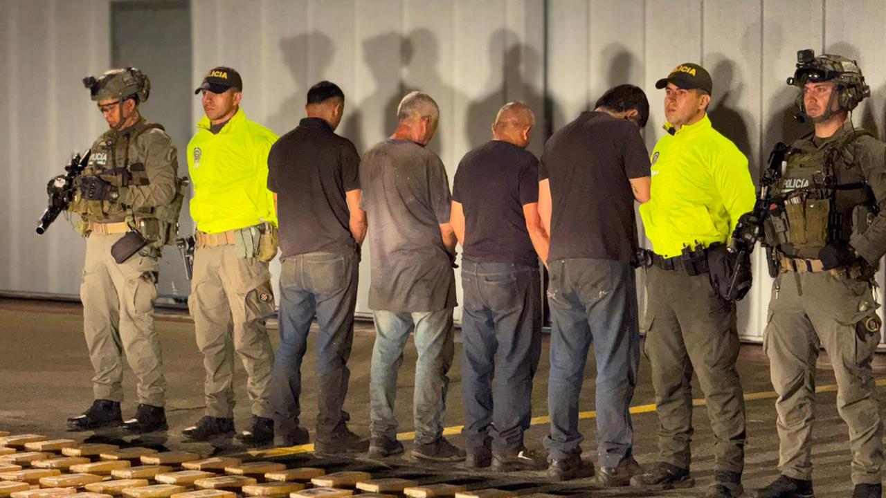 Incautan 500 kilos de cocaína ocultos bajo tierra en taller de Cali y capturan a cuatro personas