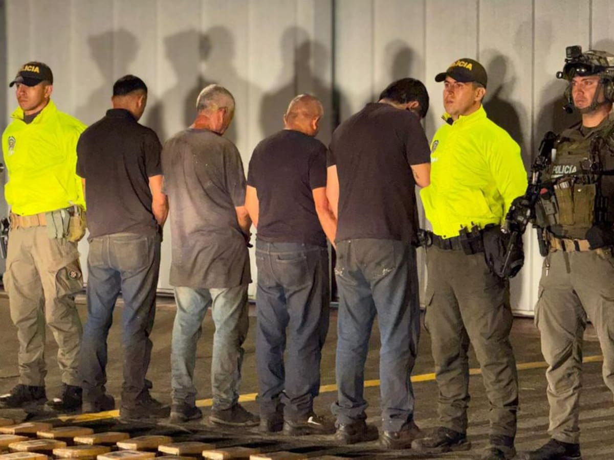 Incautan 500 kilos de cocaína ocultos bajo tierra en taller de Cali y capturan a cuatro personas