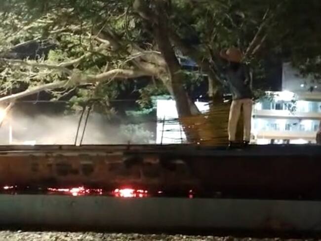En Santa Marta, desconocidos habrían incendiado la escultura de La Piragua