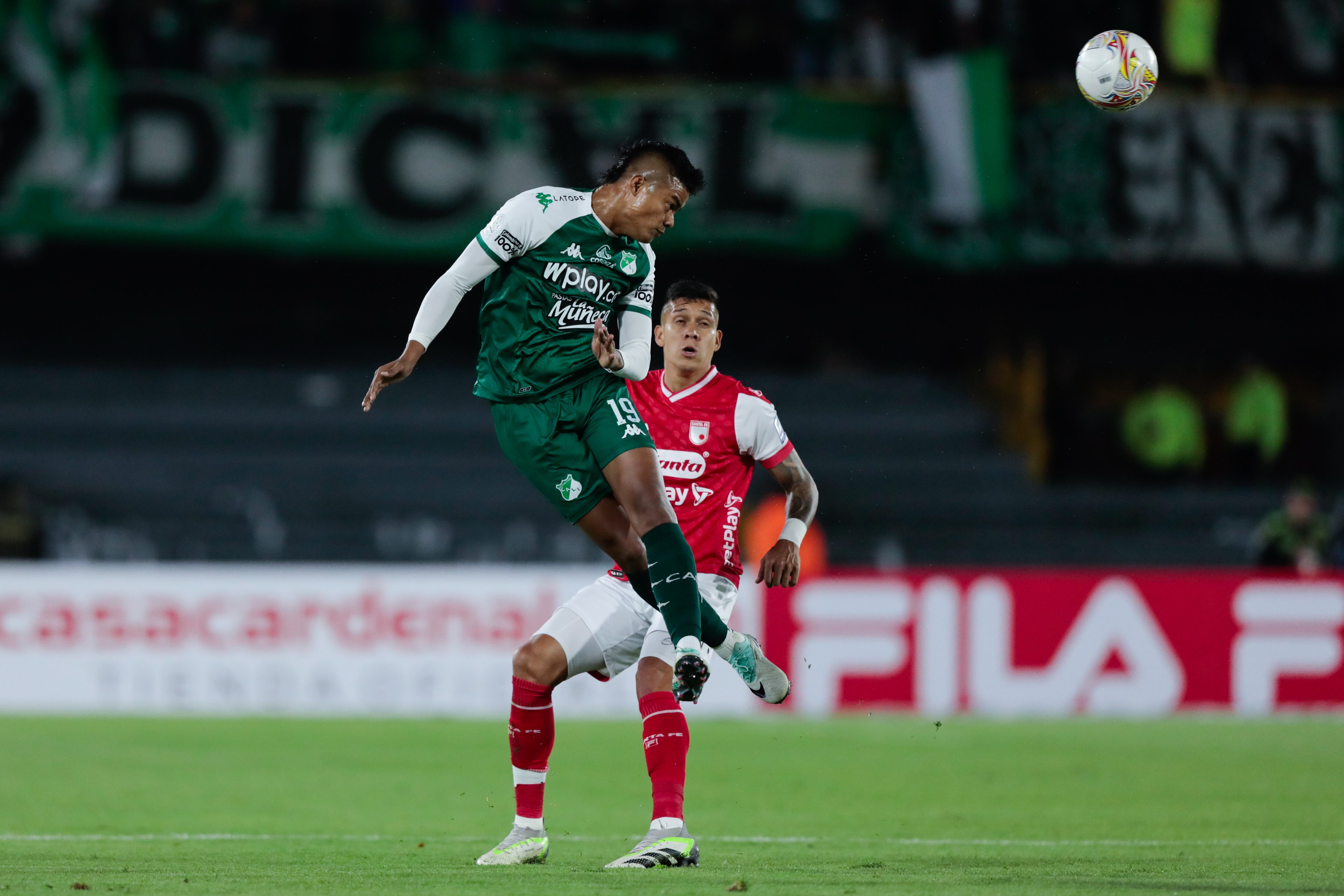 Luis Sandoval enfrenta a Santa Fe con el Deportivo Cali. (Photo by Andres Rot/Getty Images)