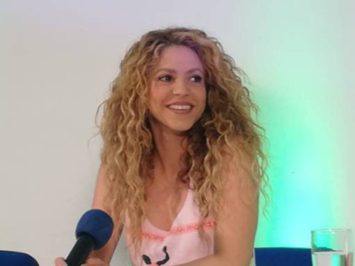Shakira saluda a Caracol Radio en sus 70 años