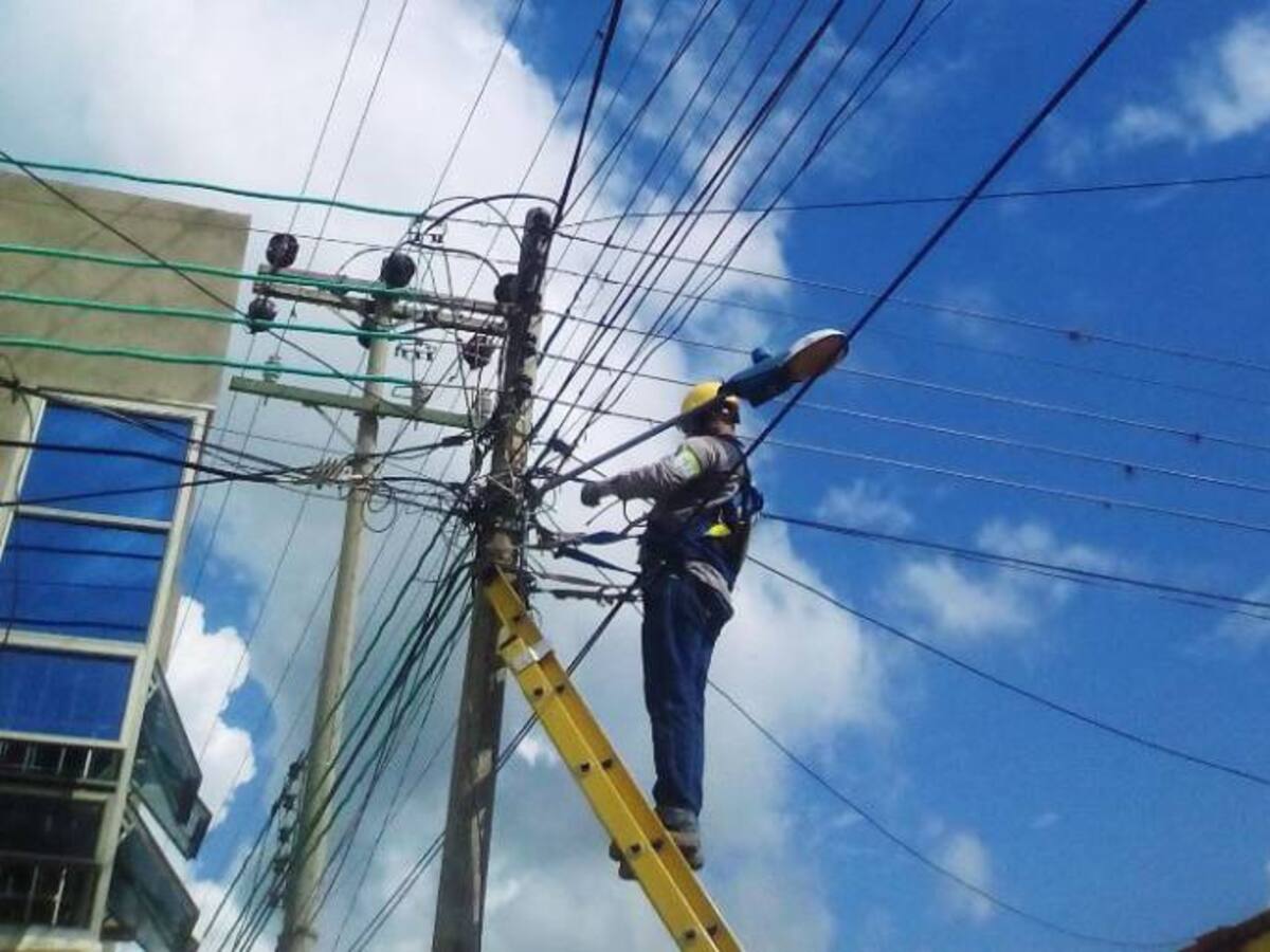 Instalan 200 nueva luminarias y reponen 100 en El Carmen de Bolívar