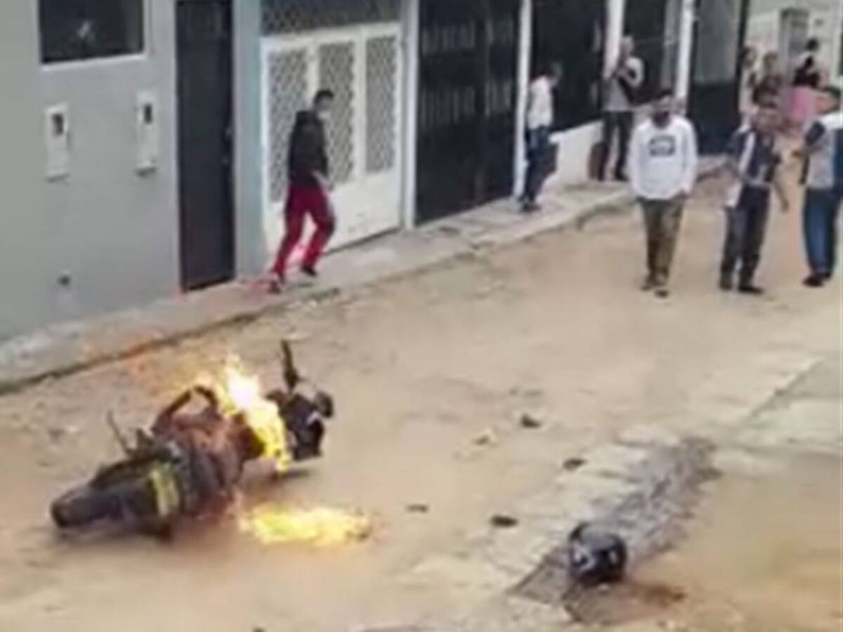 Comunidad del barrio la Granja le quemó la moto a dos ladrones en Ibagué