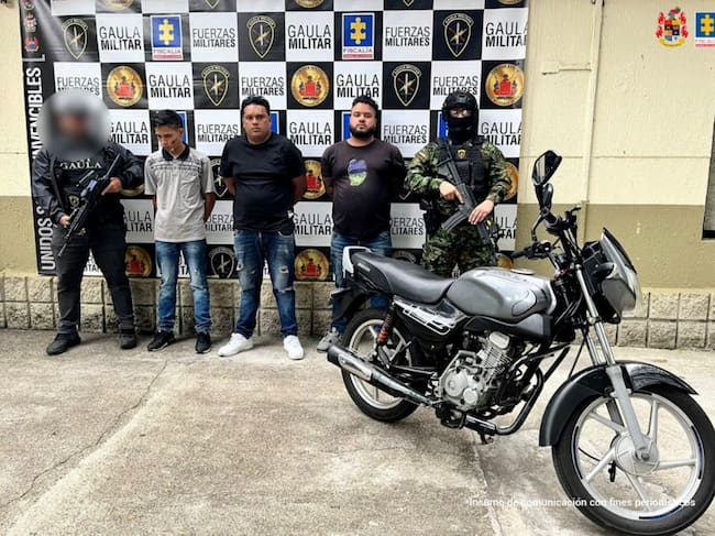 Enviados a la cárcel por presuntamente extorsionar a un ingeniero en Medellín. Cortesía: Fiscalía
